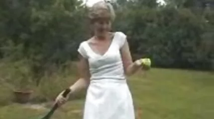 Trong nhà để xe, hai con cu đang đợi một phụ nữ Nhật Bản rất phim sex khong che nhat ban lâu để vuốt ve và đụ vào lồn và mông của cô ấy.