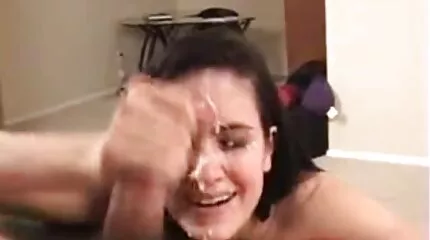 Cô gái tóc vàng đồi trụy quyến rũ cha phim sex loan lung nhat ban dượng mạnh mẽ của mình. Mà không mạnh mẽ và chống cự!.