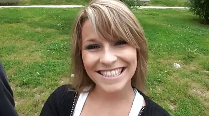 Một cô gái tóc vàng buồn chán đã dụ dỗ một người đàn ông da đen hàng xóm phim sex nhat ban ong gia đút cặc vào mông cô ta.