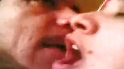 thủ dâm phim sex nhat ban hd rất nhẹ nhàng của đầu gà với một cumshot trên ngực tròn.