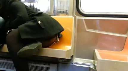 Người đàn ông da trắng may trang phim sex nhat ban mắn chịch con đĩ châu Phi trong khi quay phim tội ác trên video.